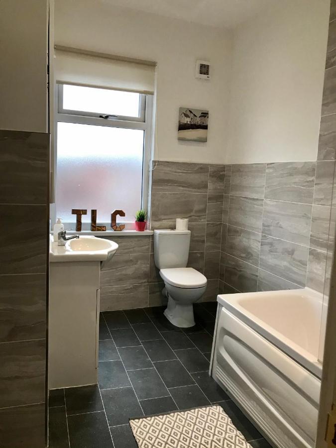 Stylish 3 Bedroom House Only 5 Mins From M6/M58 Wigan Eksteriør billede